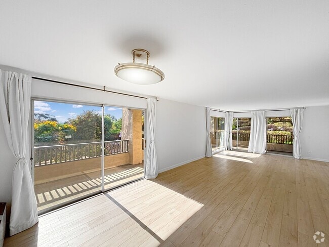 Building Photo - Charming & Spacious 2BD/2BA Condo in Bay P... Unit 107