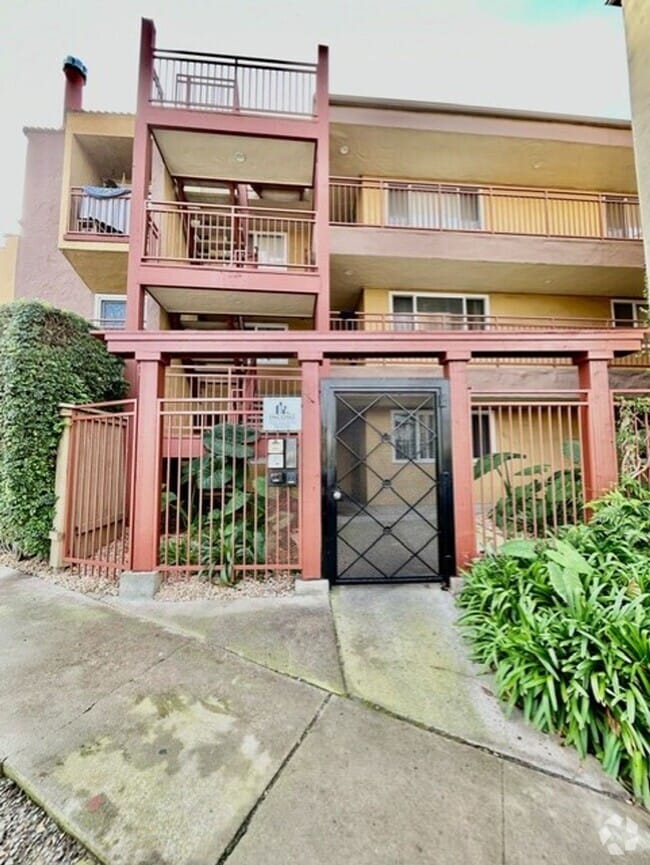 Building Photo - Large Studio Blocks from Beach Unit 24 Rental