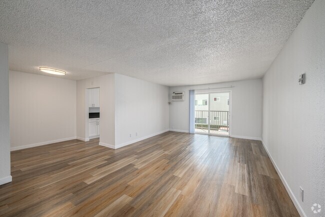 1BR, 1BA - 695SF - Living Room/Dining Room - Citrus Gardens