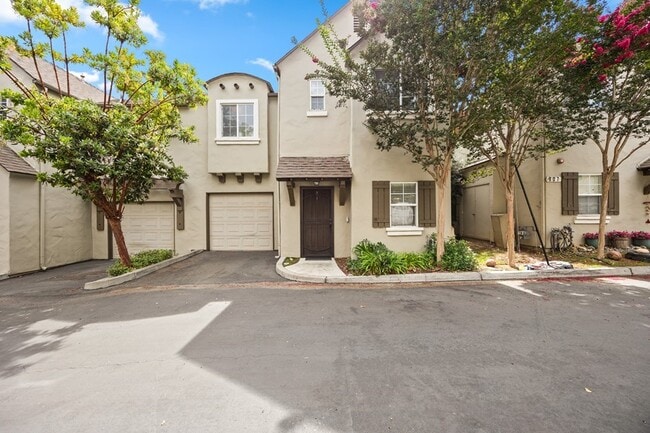 Building Photo - Spacious 3-Bedroom Townhouse in Burgundy H... Unit 2