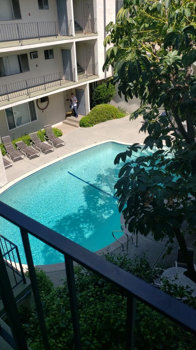 Building Photo - 5000 Coldwater Canyon Ave Unit 4