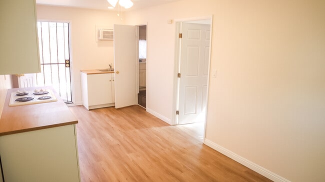 Building Photo - 1347 Genevieve St Unit B Rental