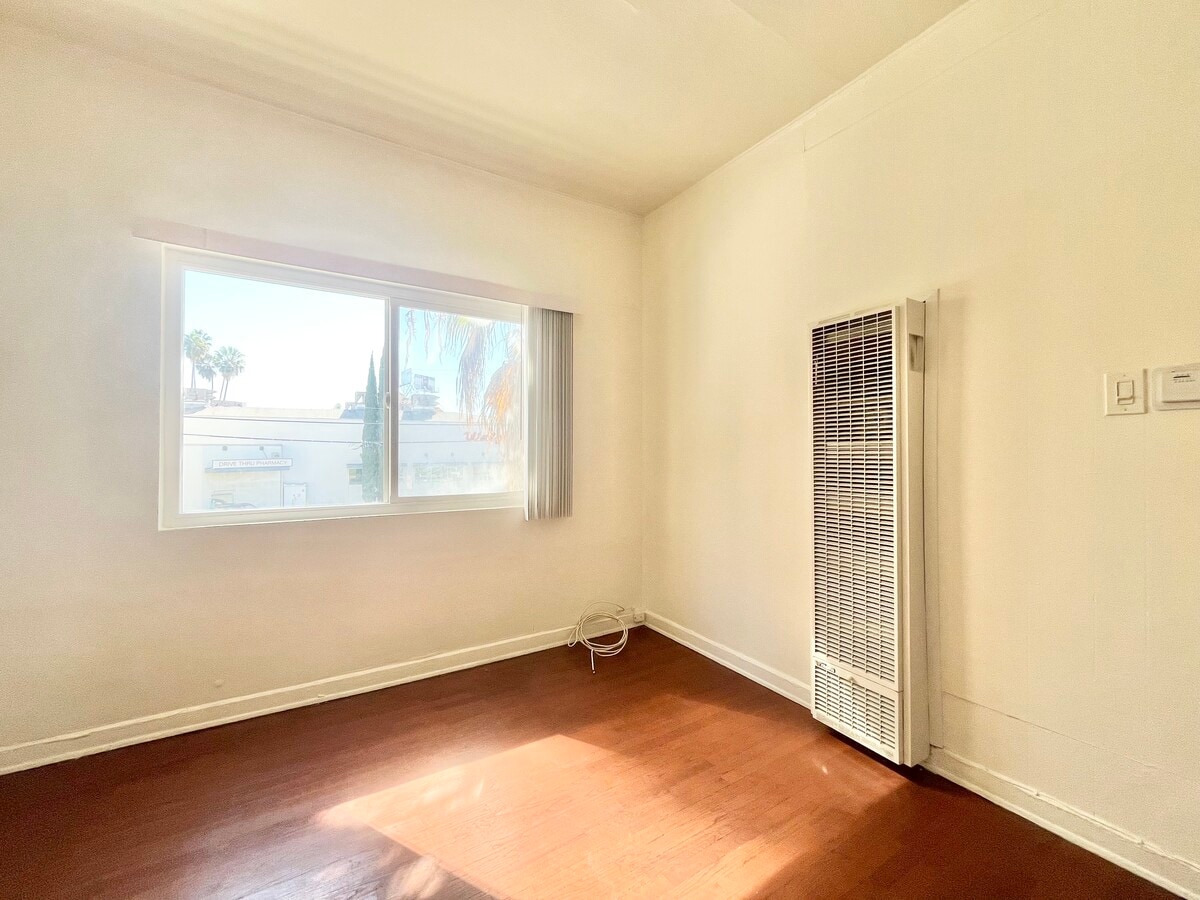 Photo - 652 S Dunsmuir Ave Unit 106