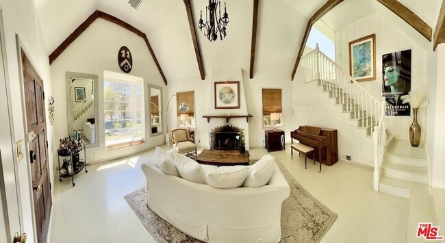 Panorama View Living - 219 Winchester Ave