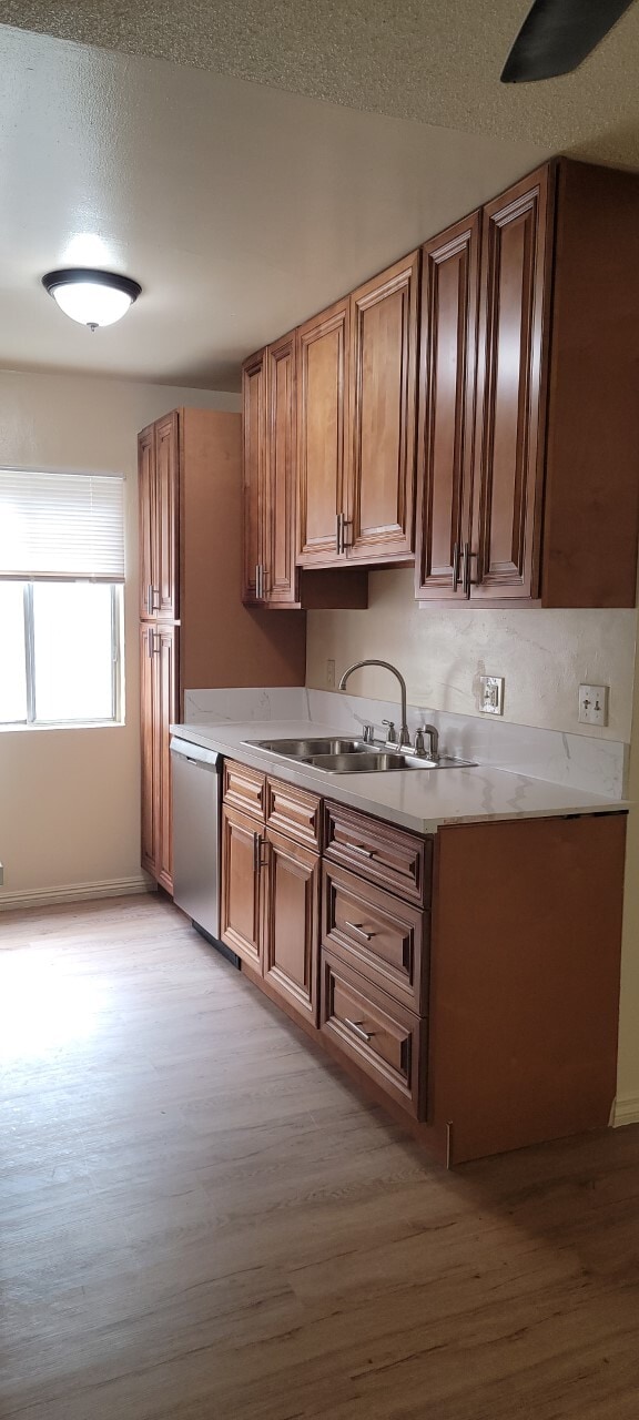 Kitchen - 842 N Sycamore Ave Unit #2