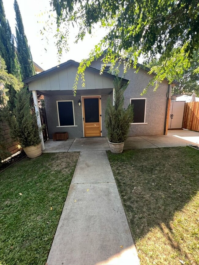 Building Photo - Walk to Campus From This Cute 2 Bedroom Back House