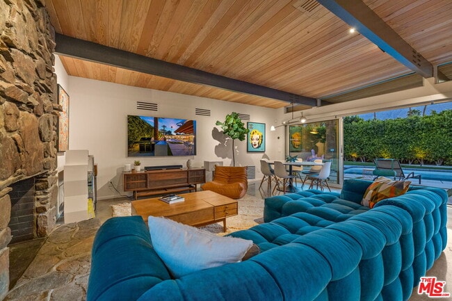 Photo - 207 N Debby Dr