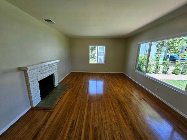 Photo - Beautiful Home in a Lovely Neighborhood! Available Spacious 2 Bedroom and Two Bathroom!