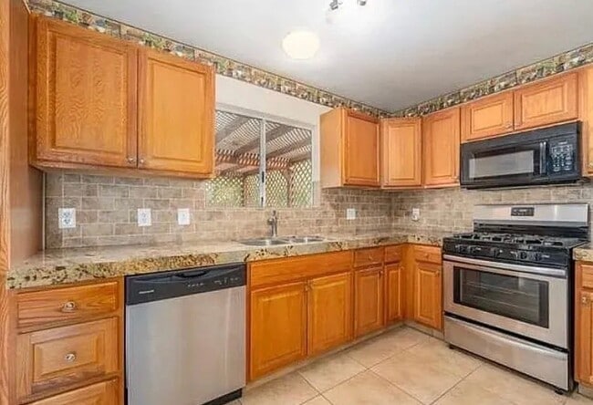 Photo - 633 W 5th St