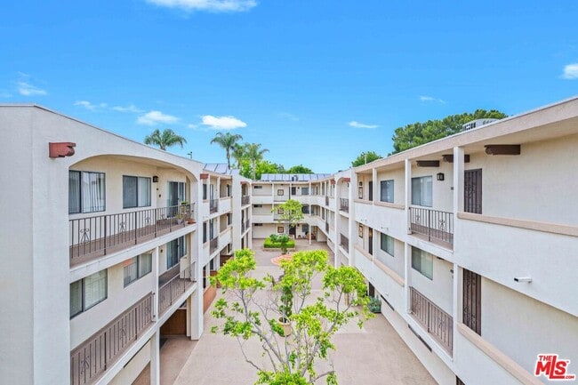 Building Photo - 12801 Moorpark St Unit 308