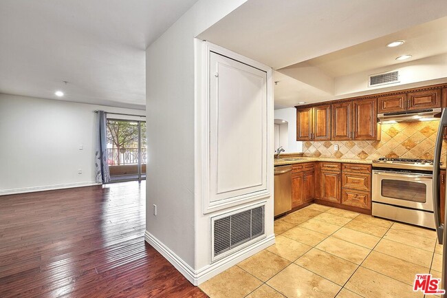 Photo - 4822 Elmwood Ave Unit 101