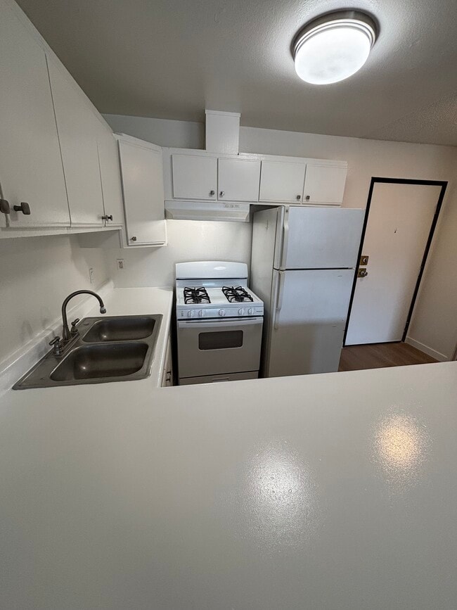 Photo - 846-854 S Berendo St