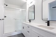 3BR, 2BA - 1,303SF - Master Bathroom - Placita Luxe