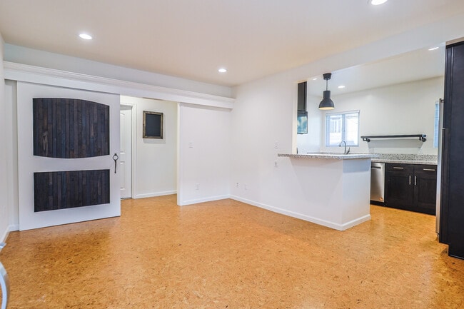 Building Photo - 256 W Tujunga Ave Unit B