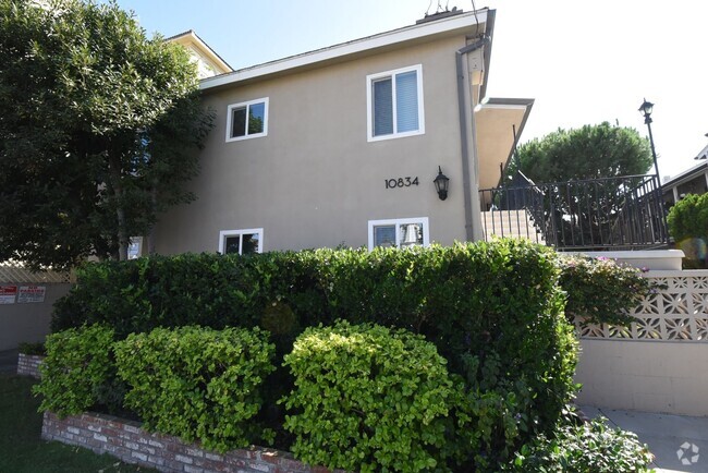 Building Photo - 10834 Bloomfield St Rental