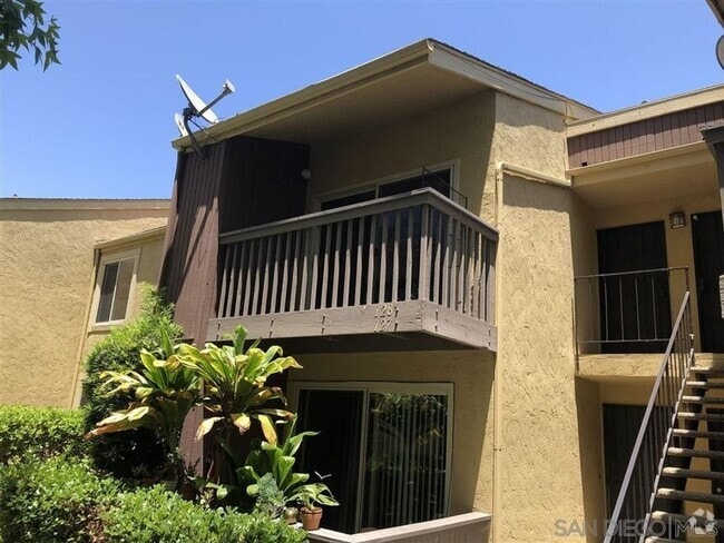 Building Photo - 2 Bed, 1 Bath Upstairs Condo with Private ...