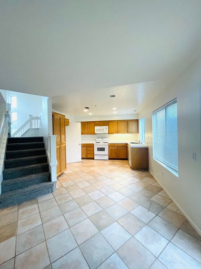 Photo - Heart of Ventura Living: Elegant Two-Story...