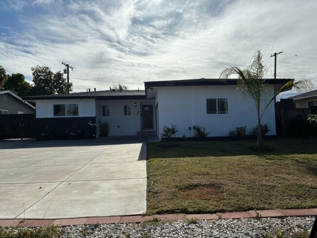 Building Photo - 5 Bedroom 4 Bath House in Garden Grove
