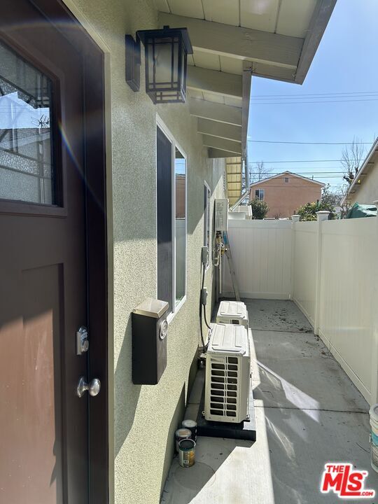 Photo - 23954 Hartland St