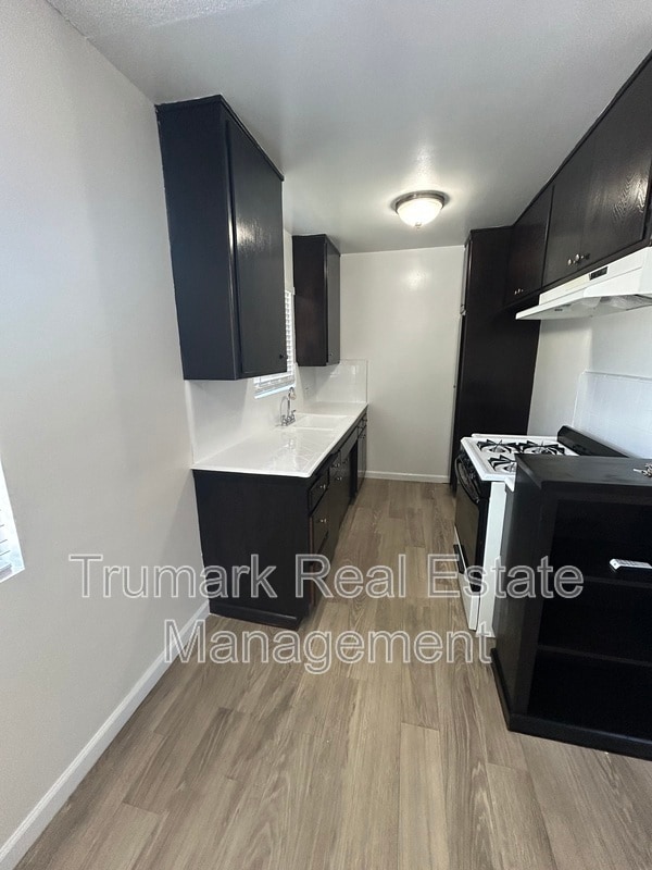 Building Photo - 1811 Huntington Dr Unit 4