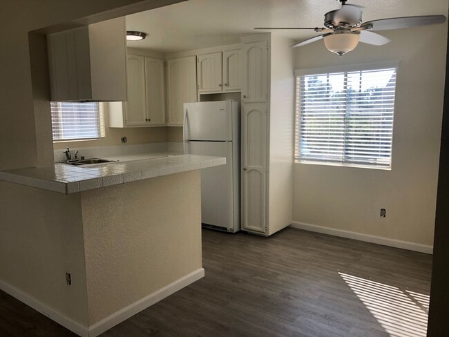 Building Photo - 4670 Kensington Dr Unit 4672-A