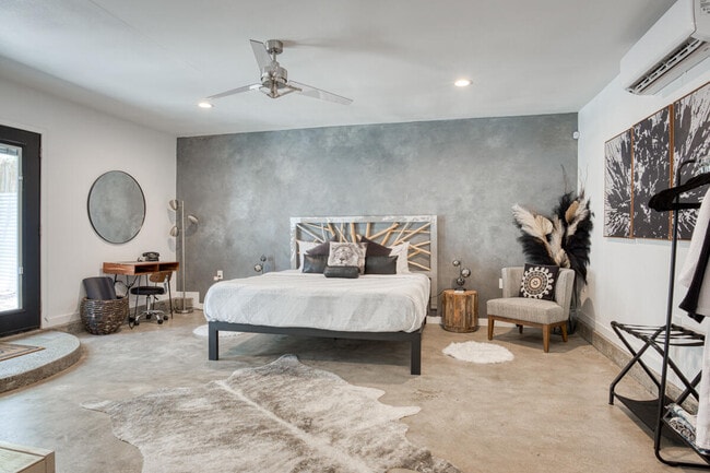 Building Photo - 61589 El Reposo St