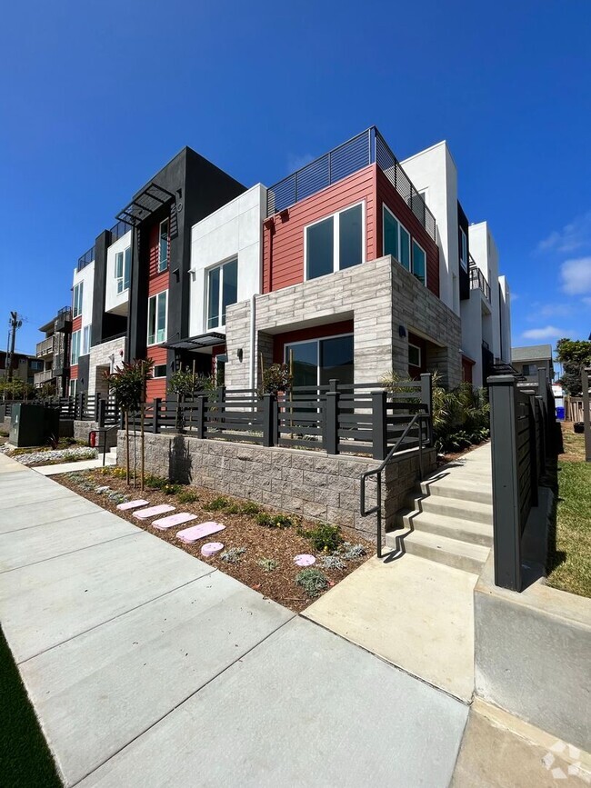 Building Photo - Charming Rooftop 3 Bed / 3 Bath Townhome J...