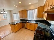 Photo - Spacious 4 Bed, 3 Bath Townhouse in Torran...