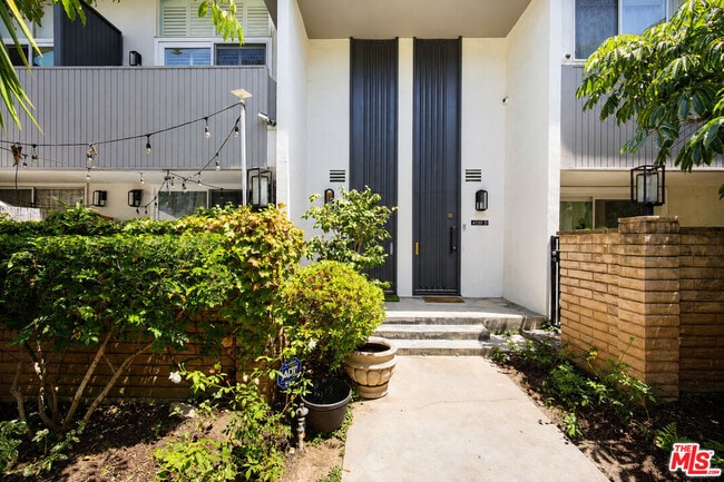 Building Photo - 4733 La Villa Marina