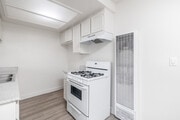 2BR, 2BA - 733SF - Kitchen - 1555-1557 Carson St.