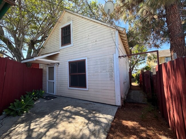 Building Photo - 2948 B St Rental