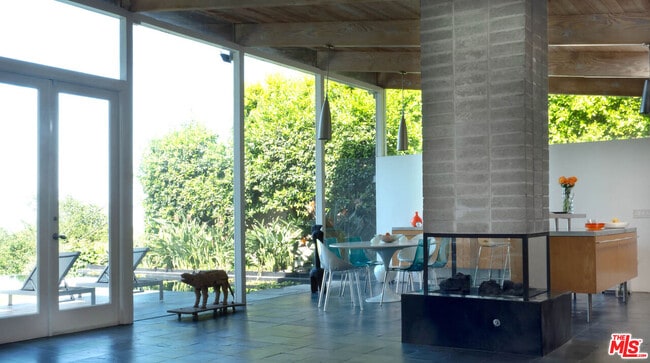 Photo - 15146 Mulholland Dr