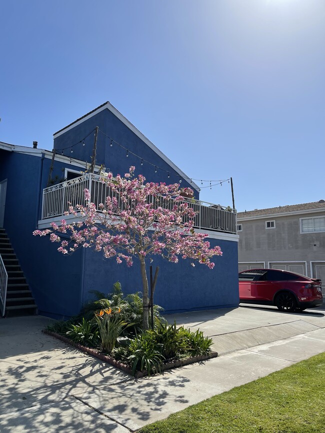 Separate unit with a beautiful private balcony unit - 1419 California St Unit #4