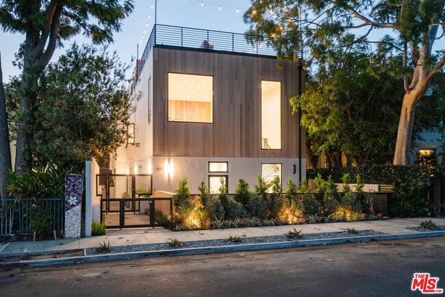 Photo - 611 Broadway St