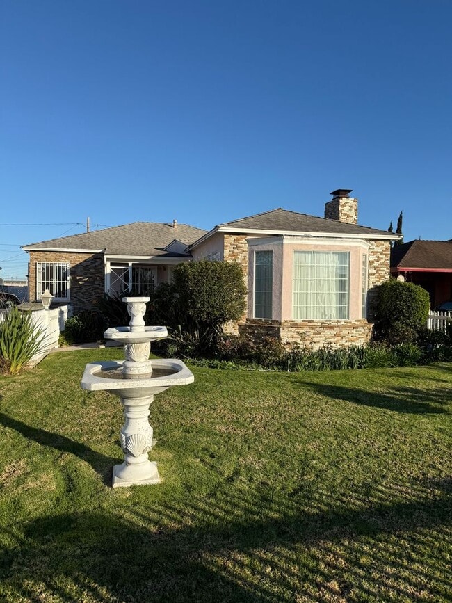 Building Photo - Charming 3BR/1.5BA Home with Cozy Fireplace