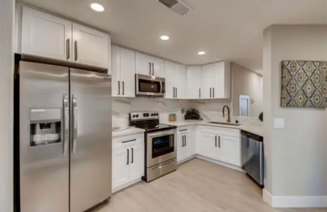 Photo - $3,700 - 3 Bed / 2.5 Bath Upgraded Townhome in The Knolls Community