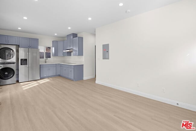 Photo - 2445 Harwood St