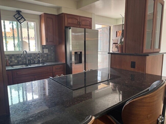 Building Photo - Beautifully Renovated 2-Bedroom Home in Tr...