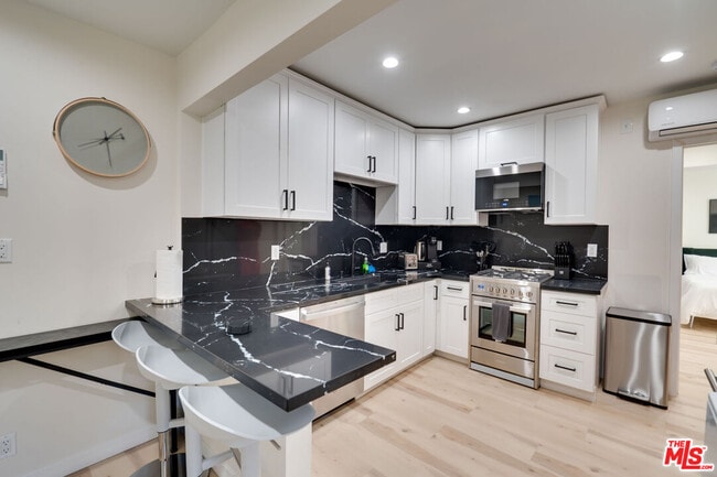 Building Photo - 9040 Phyllis Ave Unit B