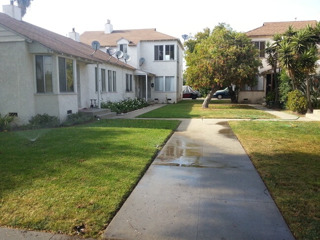 middle courtyard - 1465 W 157th St Unit Apt C