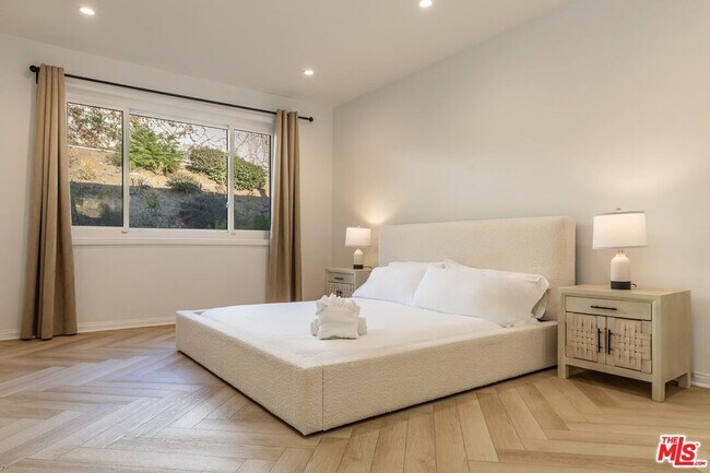 Photo - 560 Chalette Dr