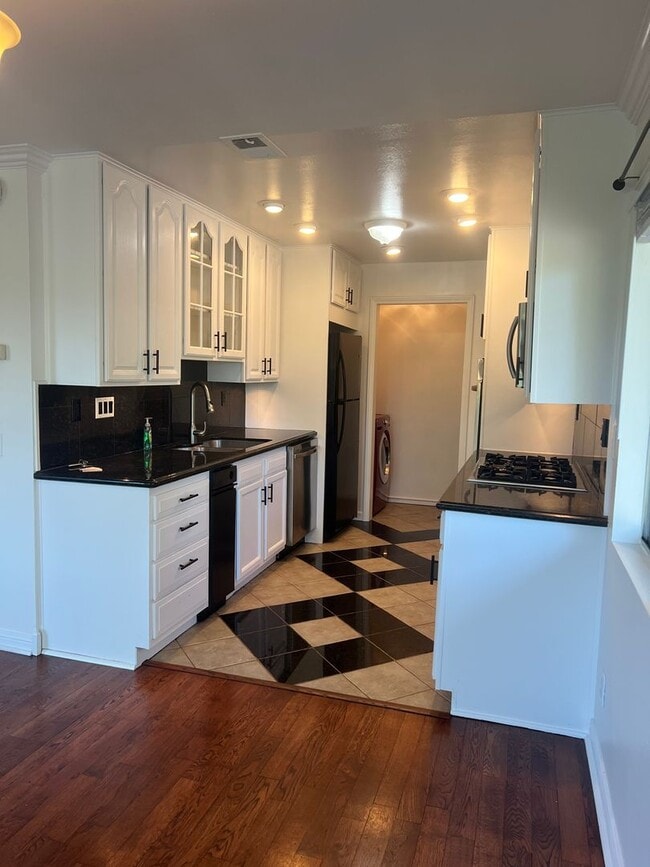 Building Photo - Charming 2bd/2.5 bath! 1 car attached gar... Rental