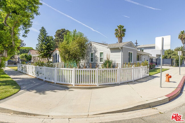 Photo - 715 S Lake St