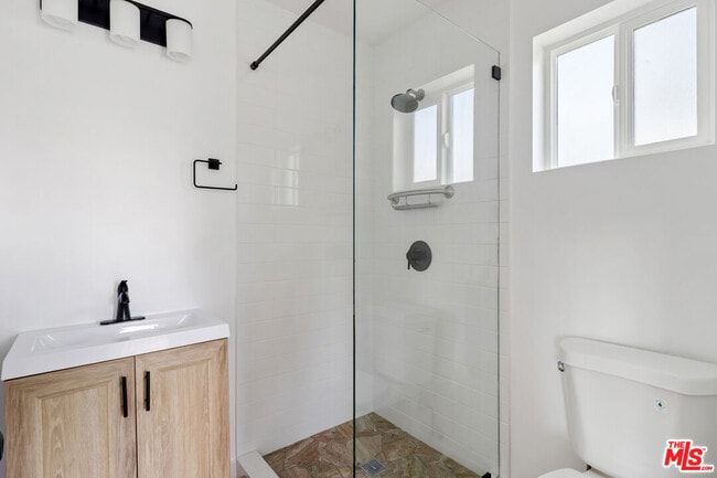 Photo - 15840 Chatsworth St