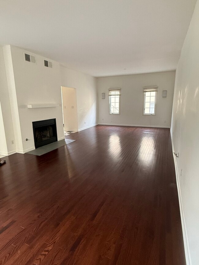 Living Rm unit A - 532 Pier Ave Unit #A