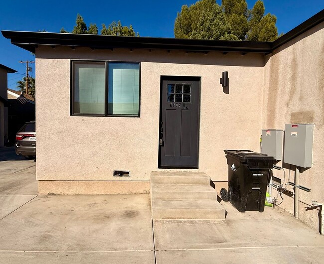 Building Photo - 7309 Yarmouth Ave Unit 7309 1/2 Yarmouth Ave