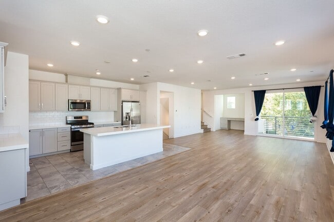 Building Photo - Contemporary Living in the Heart of Millenia