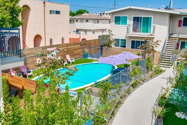 Pool Air POV - 333 W Queen St Apartments