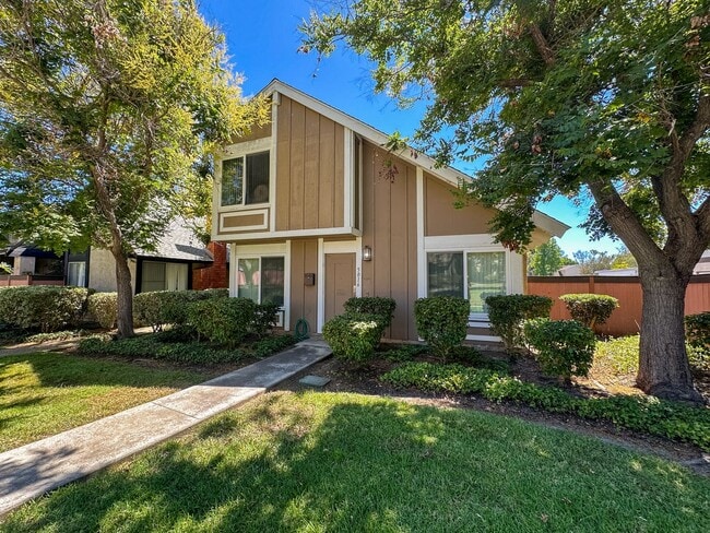 Building Photo - Updated 4 Bedroom, 2 Bath Villa Portofino ... Rental
