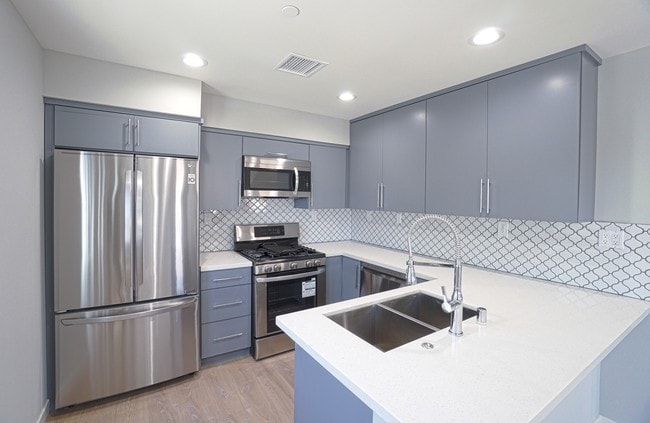 Full Kitchen - 4271 Rosewood Ave